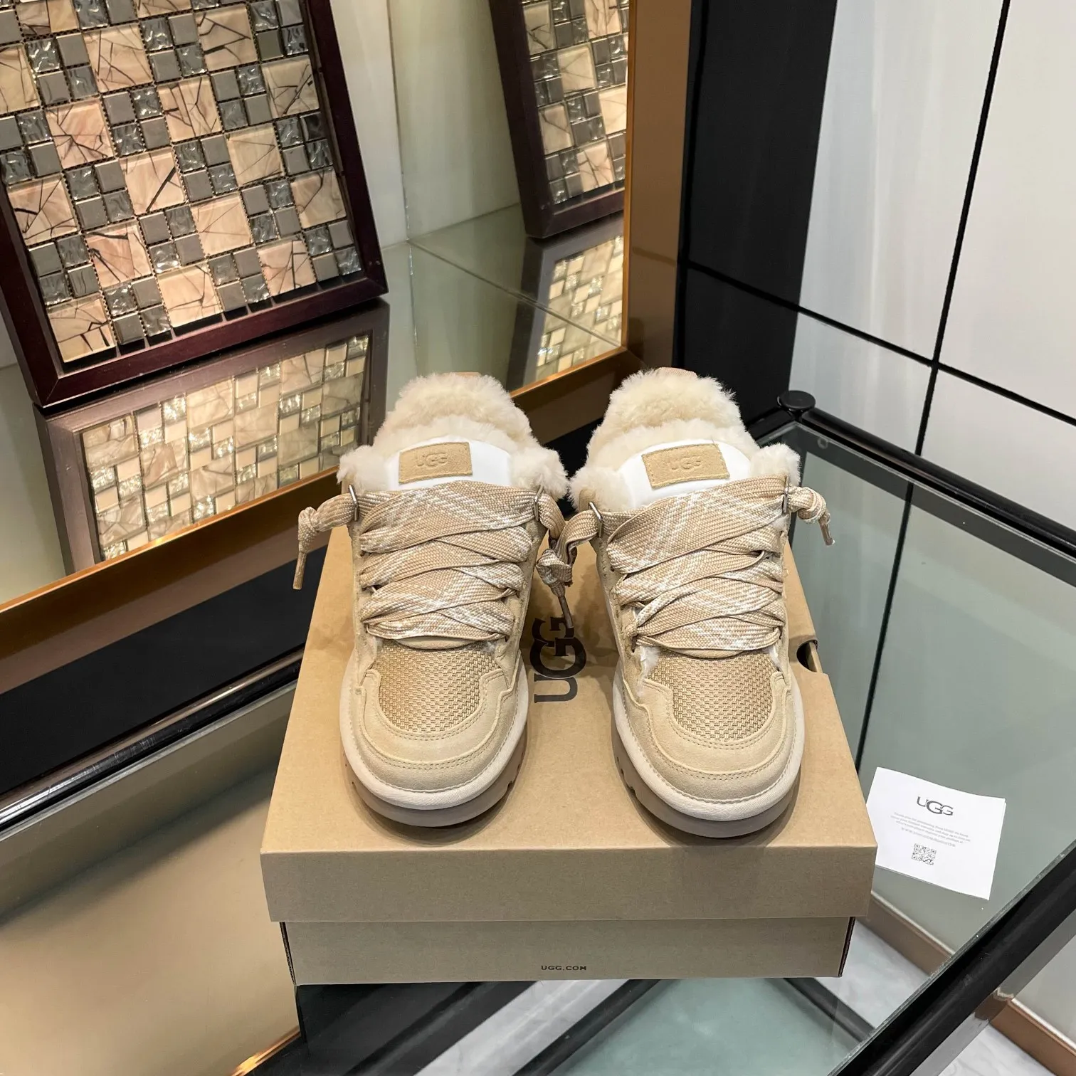 Men's shoes for P580! UGG~25vs popular platform thick-soled casual shoes series... [Round-toe thick-soled casual shoes] A shoe that does not clash with shirts, simple partition design ➕ spotted outsole, silk curls on the upper, a must-have for autumn and winter, can be worn with any pants or skirt, very comfortable and beautiful on the feet... ❶Material: Original customized cow ➕Breathable mesh ❷Inner lining: Original customized wool ❸ Foot pads: Original customized sheepskin ❹Outsole: Original molded wear-resistant velvet foam outsole ❺Number of codes: 35-41 ❻Packaging: Original full set of packaging ☀Color: Official website updated simultaneously